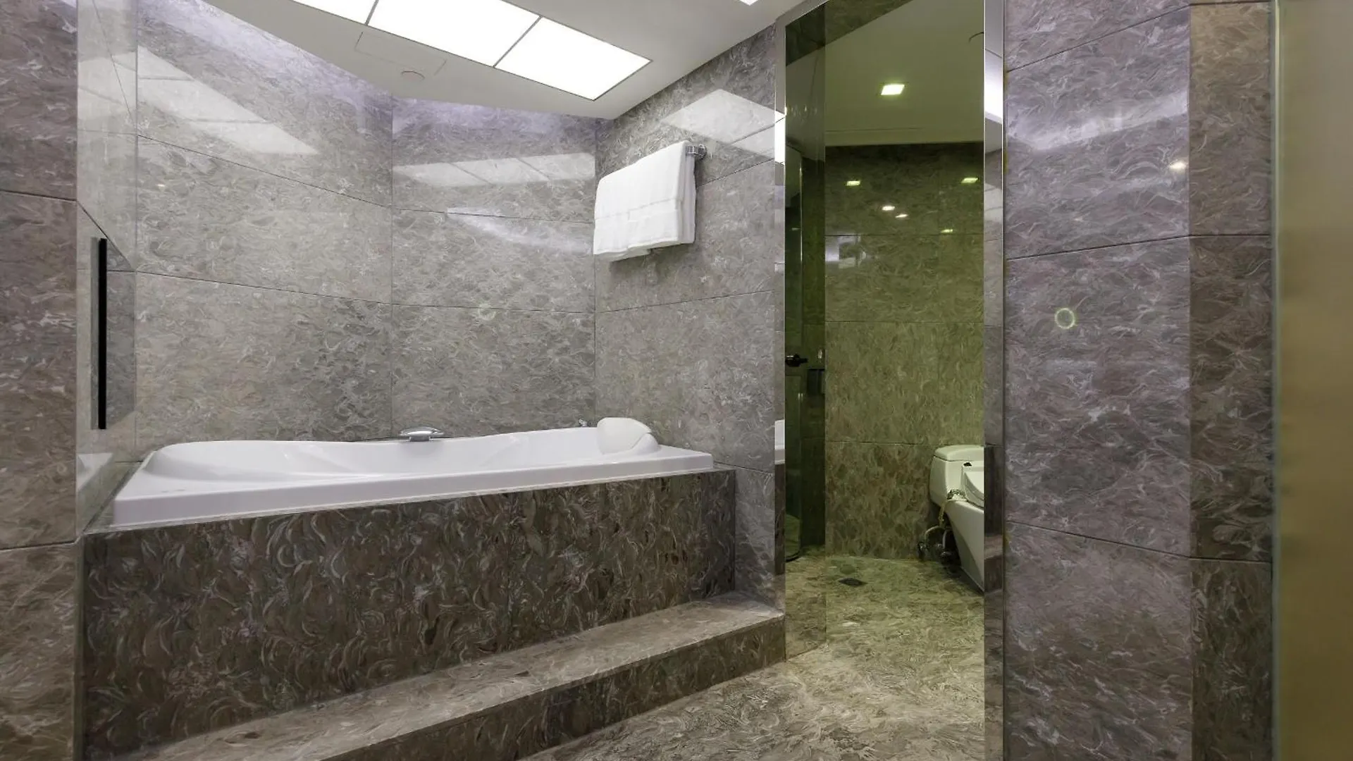 New World Millennium Hong Kong Hotel